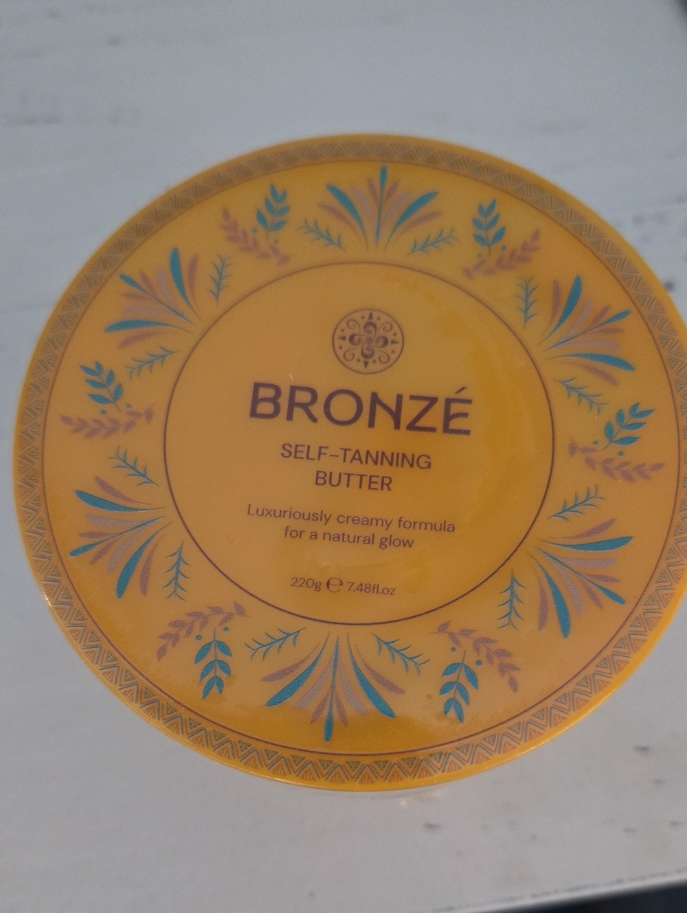 Self-Tanning Butter in Yellow - Hydrating Gradual Glow